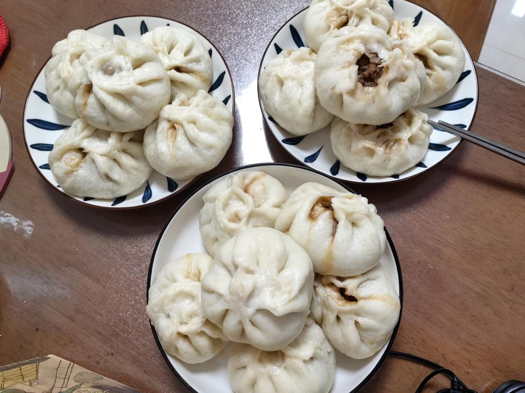 鲜美多汁的洋葱牛肉包子