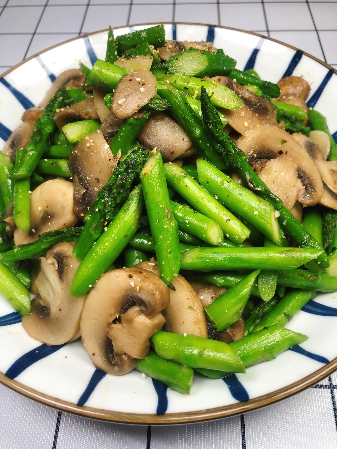 芦笋炒蘑菇