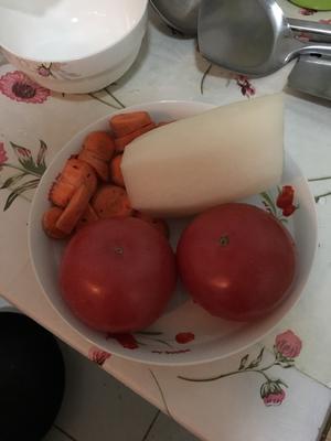 香甜西红柿萝卜汤的做法 步骤1