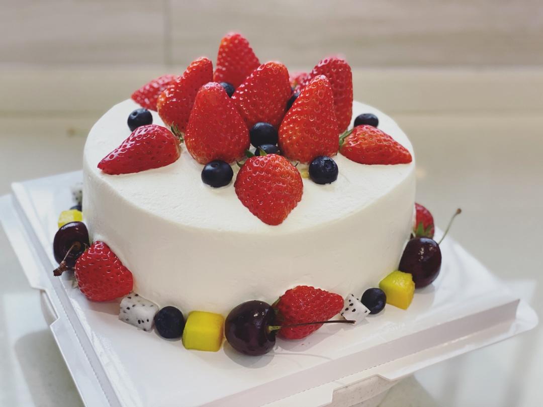 奶油水果装饰蛋糕