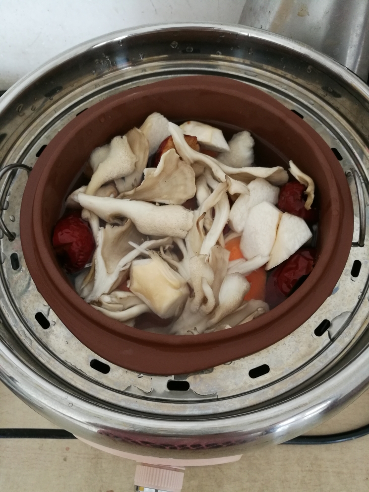 莲藕菌菇补血汤的做法