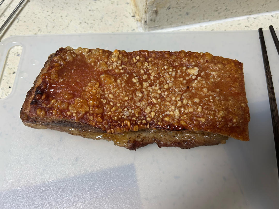 脆皮烧肉，皮酥脆、肉甘香，生烧做法