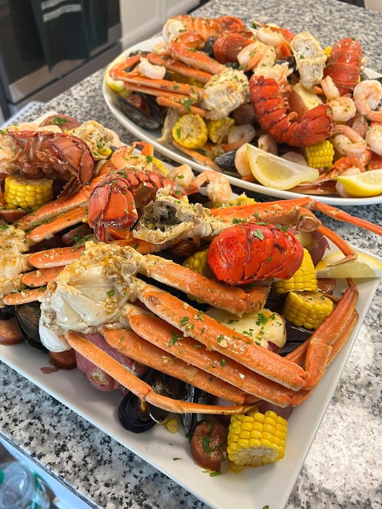 手抓蒜蓉黄油卡真海鲜 「Seafood Boil 」