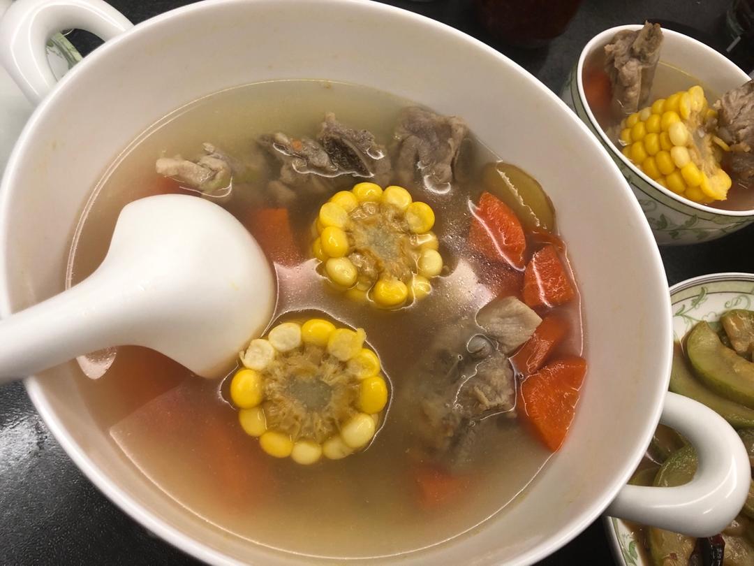 清甜胡萝卜玉米排骨汤
