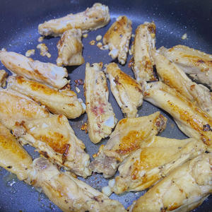 超简单的蒜香煎鸡翅的做法 步骤7