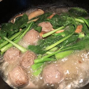 牛肉丸松茸鸡毛菜汤的做法 步骤5