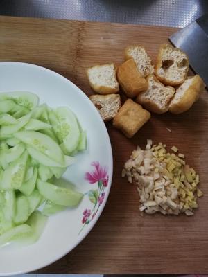 青瓜炒油豆腐                            特别好吃厨房小白也可以轻松搞定的做法 步骤1