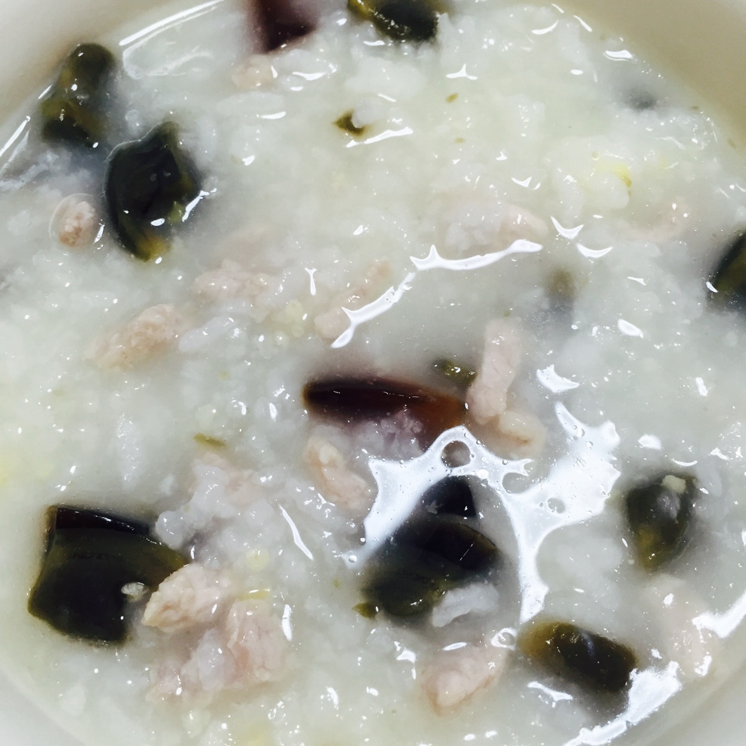 嘴馋正妹做的皮蛋瘦肉粥