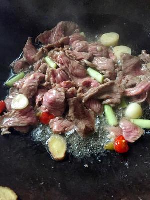 酸笋炒牛肉的做法 步骤4