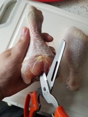 剃骨鸡腿腌制的做法 步骤2