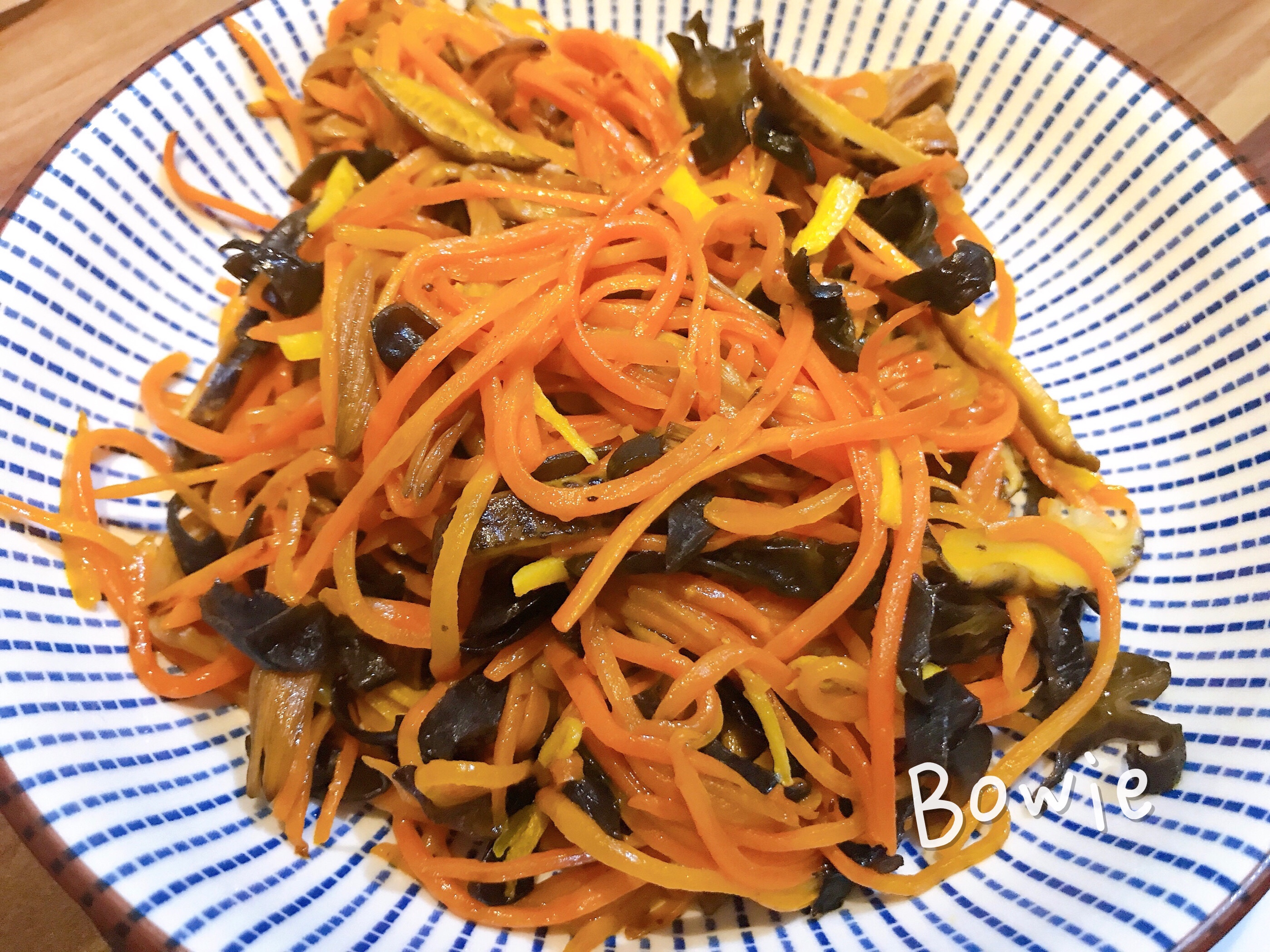 胡萝卜炒香菇木耳黄花菜，美味斋菜的做法