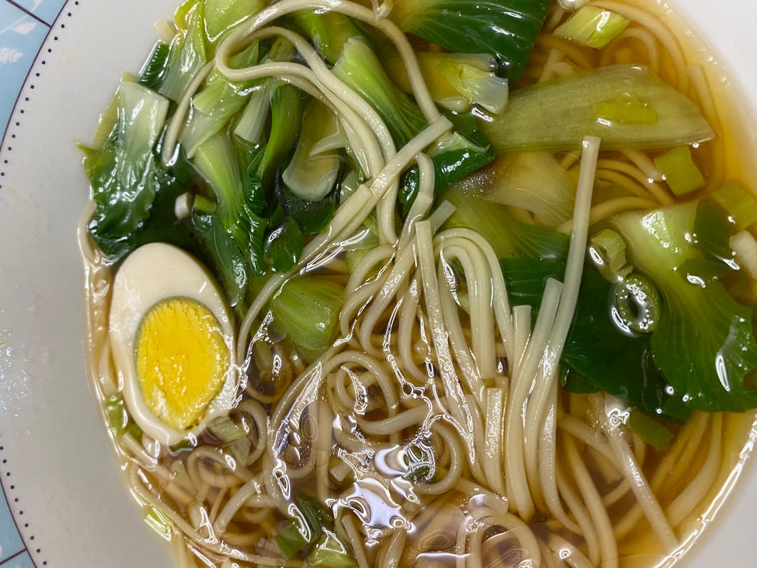 一碗清汤面 🍜 —— 秋日里的治愈系