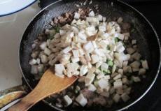 肉末豆米杏鲍菇丁的做法 步骤5