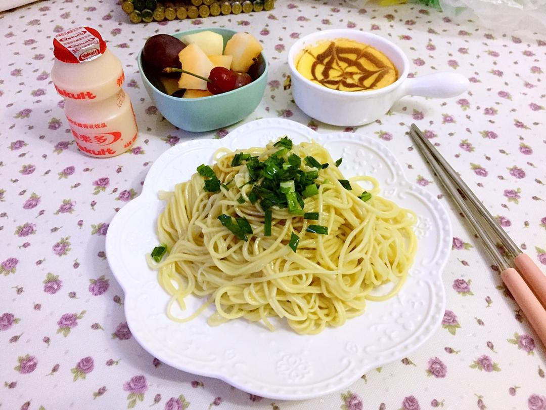 葱爆面—就是汪涵在天天向上里面做的那个啦