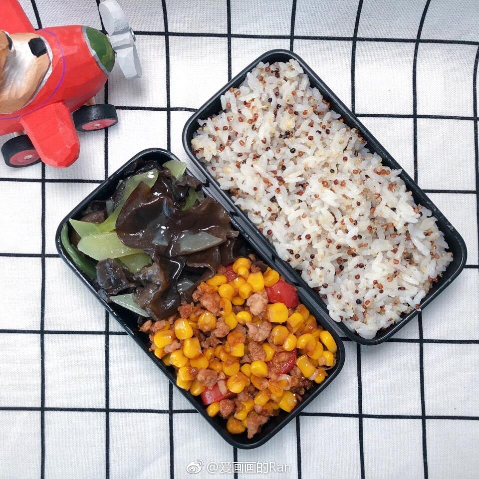 爱心便当盒饭11
藜麦饭+青笋炒木耳+咸香玉米粒肉沫