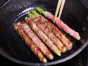 汁烧芦笋牛肉卷——把春天吃进胃里的做法 步骤7