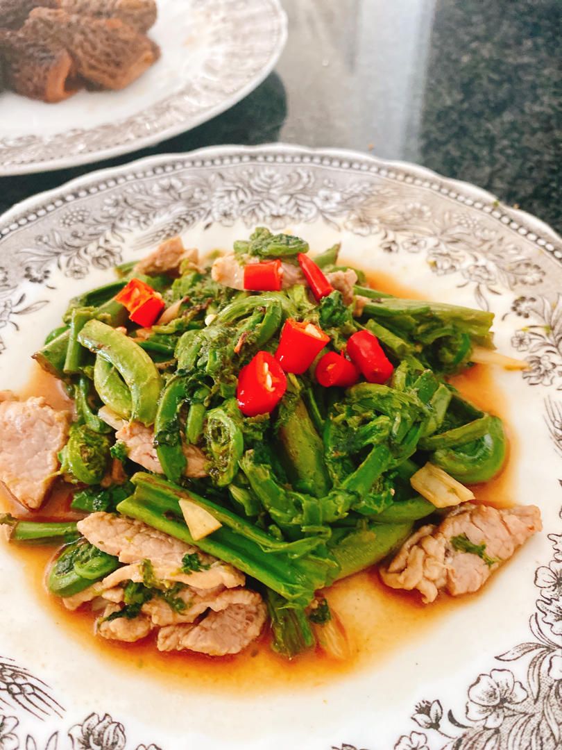 凉拌蕨菜（好吃到停不下来）