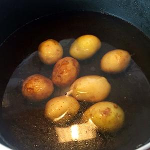 鸡腿烤土豆的做法 步骤2