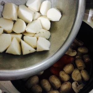 番茄山药蘑菇牛尾汤的做法 步骤8