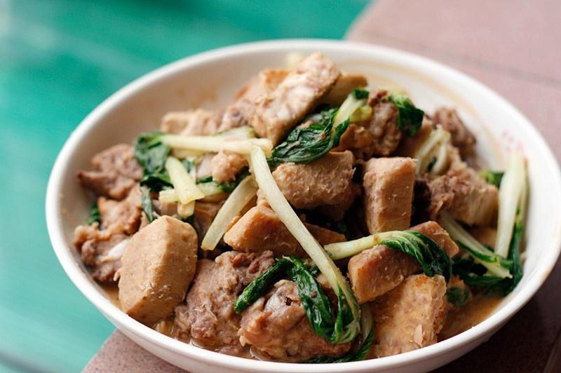 芋头排骨煮小白菜的做法