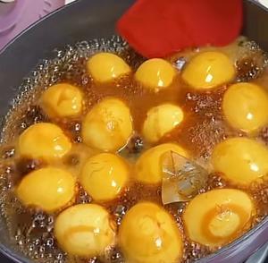 卤蛋  茶叶蛋  鸡蛋的神仙吃法  糖心蛋  螃蟹味的鸡蛋的做法 步骤2
