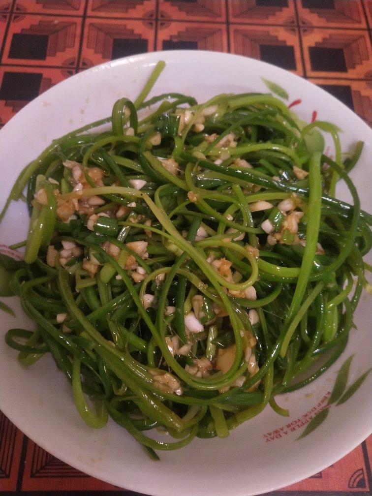 凉拌蒜薹丝