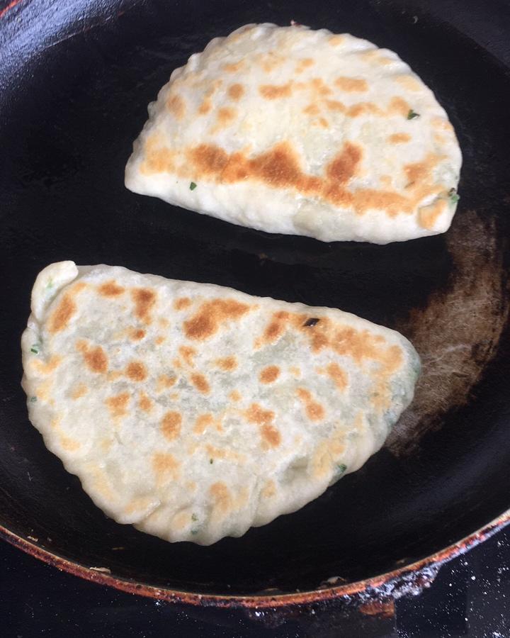 韭菜鸡蛋盒子（一顿能吃好几个的那种，哈哈哈）