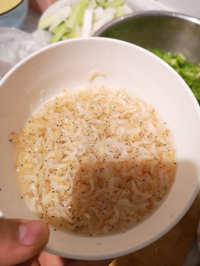 青椒拌虾皮（海鲜大餐直播菜单）的做法 步骤3
