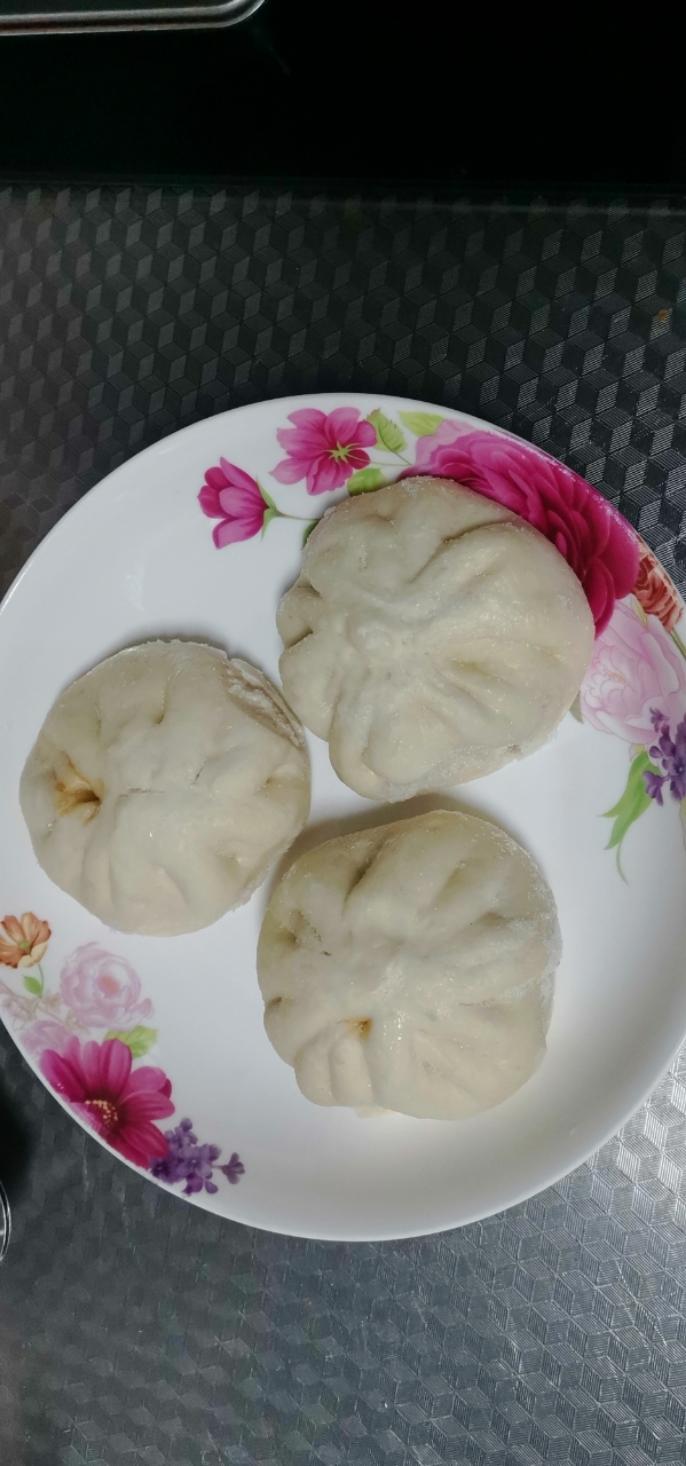 松软多汁的肉包子
