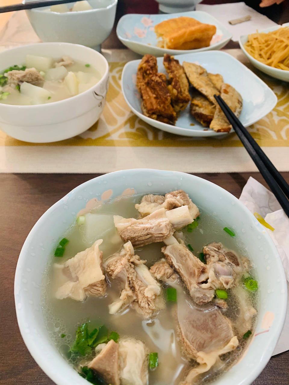 厨师长教你：“羊肉汤”的家常做法，天气冷了喝一口全身都暖暖的