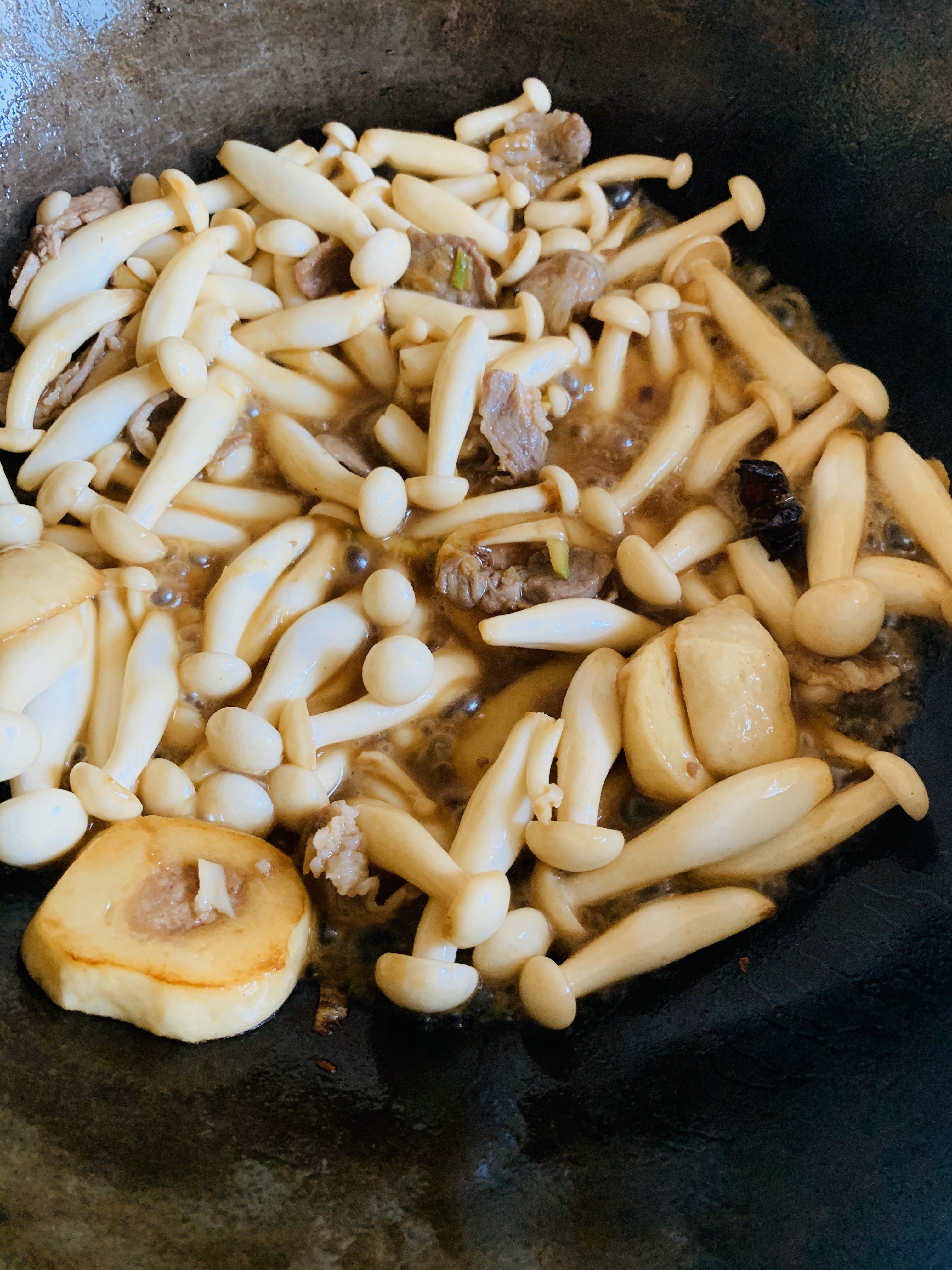 清香适口脆嫩鲜滑的小炒—黄瓜白玉菇的做法 步骤7