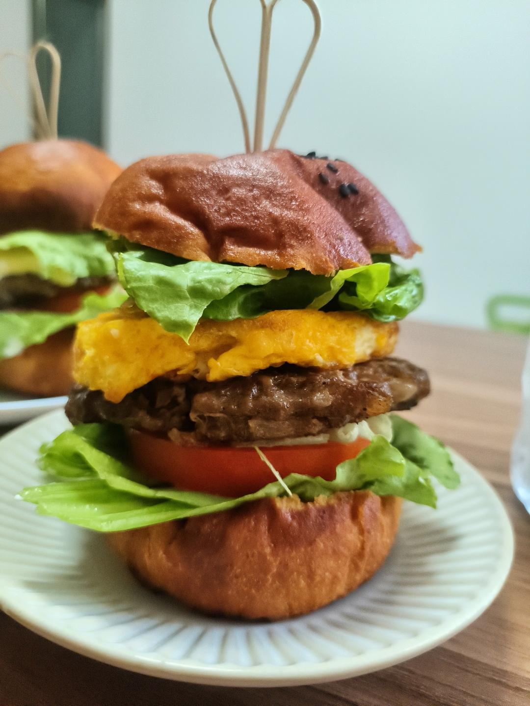 牛肉汉堡 煎出香嫩多汁的牛肉饼