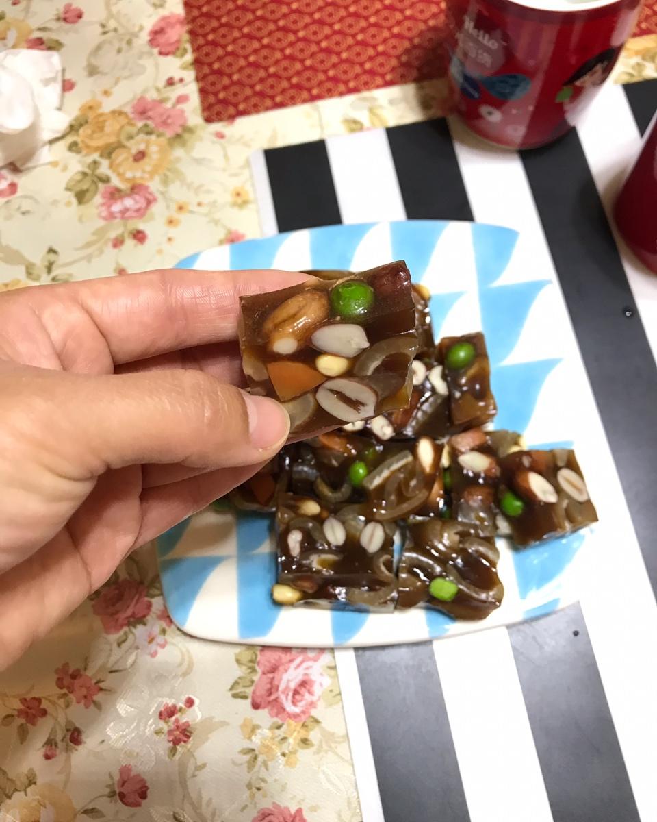 熬制肉皮冻---为小笼包做准备