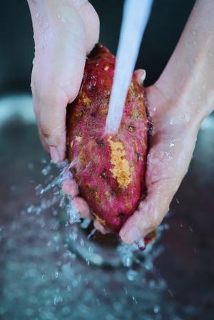 香甜软糯 烤红薯 | 北鼎烤箱版的做法 步骤2