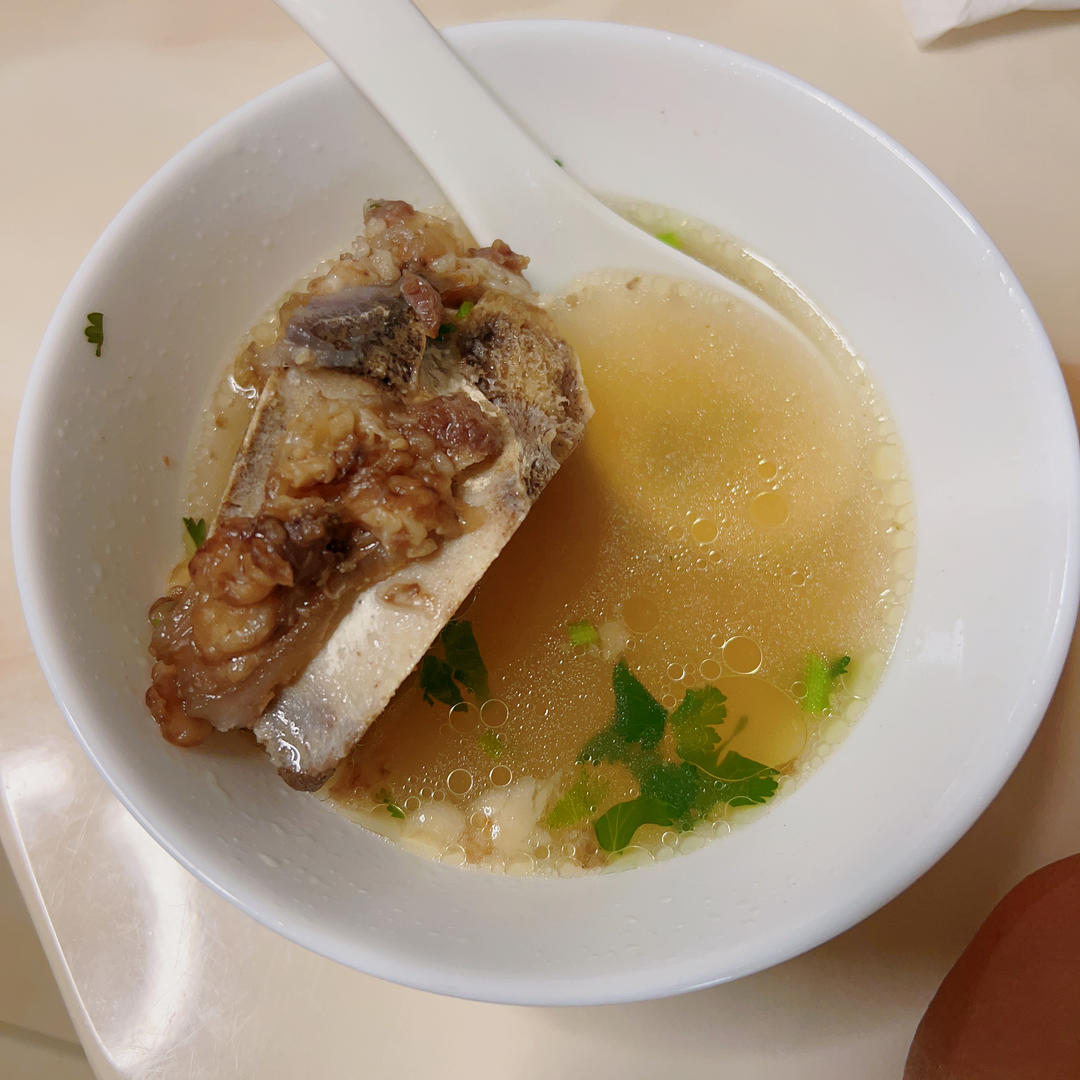 清炖牛骨汤（原汁原味，香气四溢，冬天的早晨喝一碗，好满足😄）