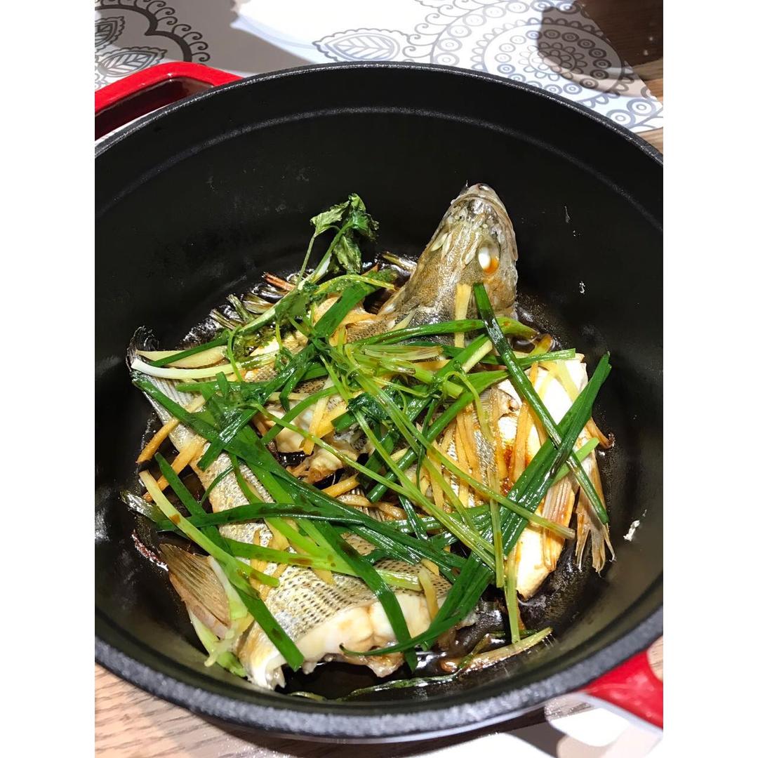 【铸铁锅】无水葱姜焗鲈鱼