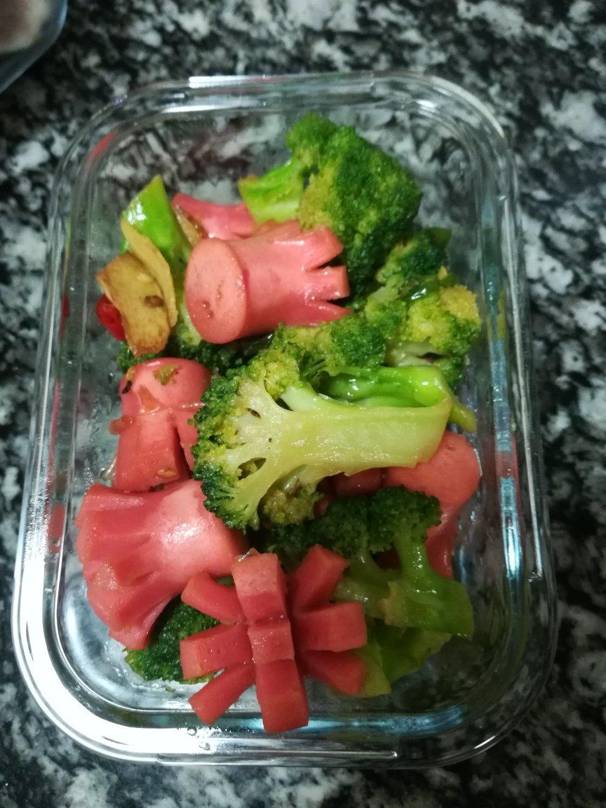 蒜香西兰花炒脆皮肠