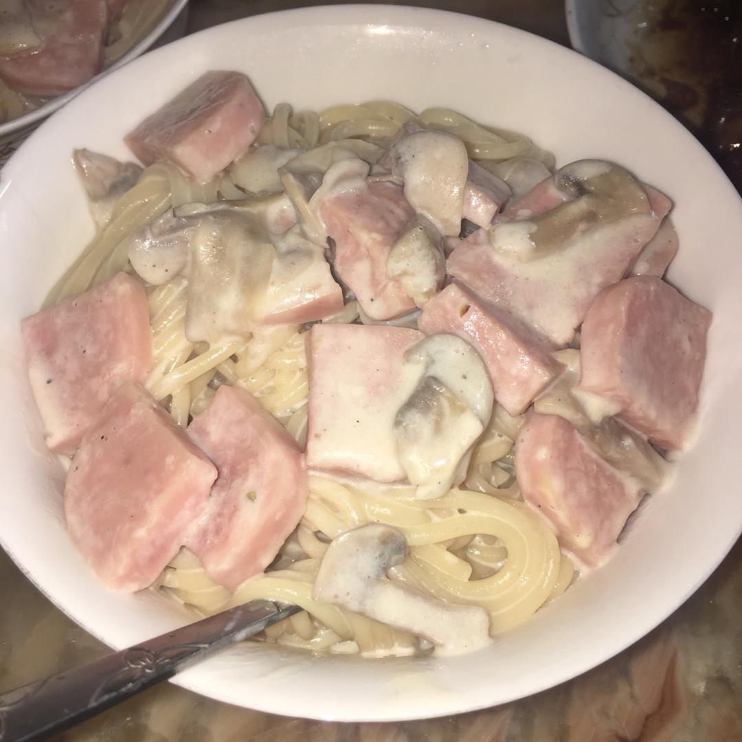 白汁蘑菇培根意粉