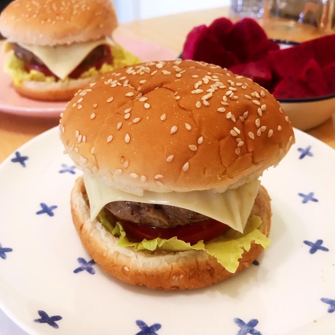 正宗的麦当劳双吉牛肉汉堡