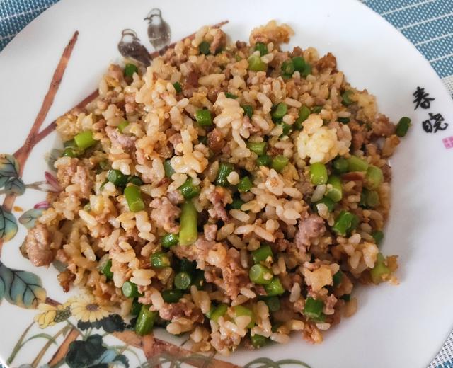 蒜香扑鼻的酱油炒饭的做法