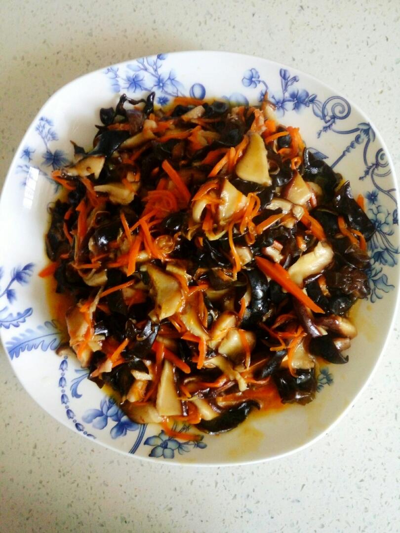 胡萝卜香菇炒木耳