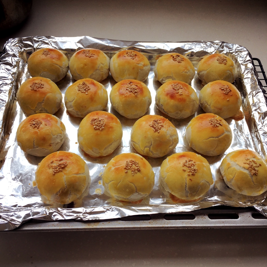 蛋黄酥 Danhuangsu