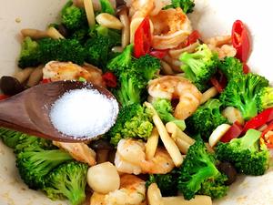 一次一盘不够吃‼️吃不胖的西兰花菌菇炒虾仁的做法 步骤8