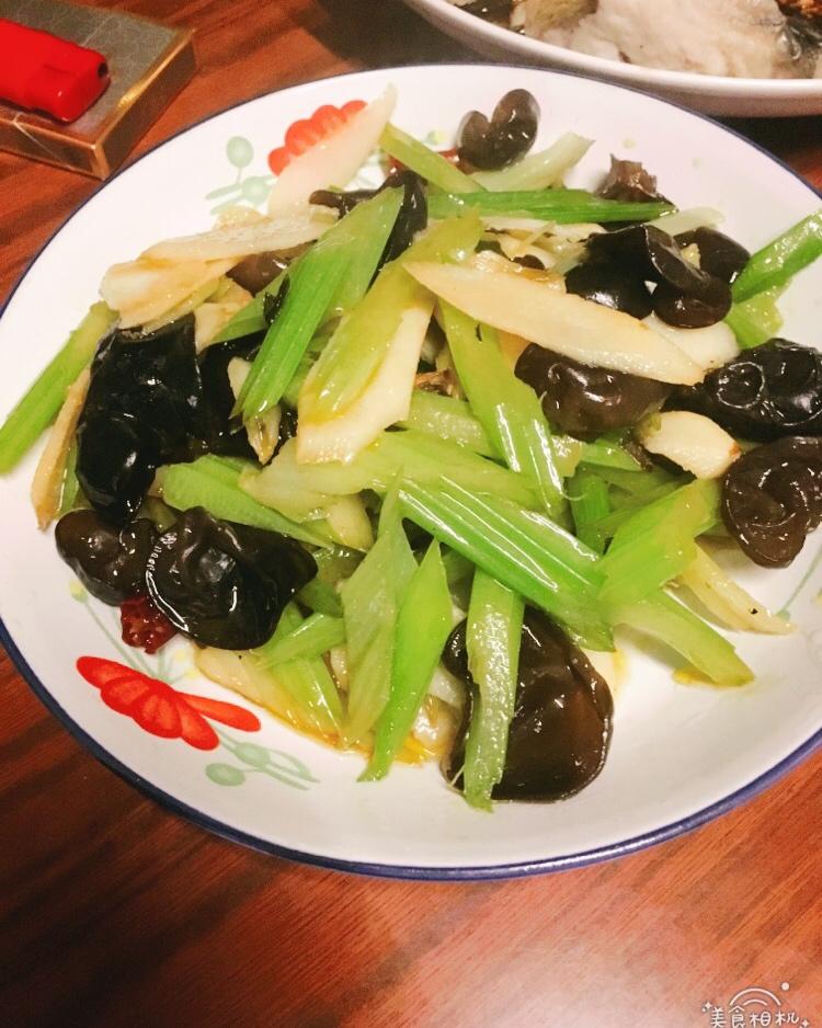 芹菜木耳炒山药（减肥餐✌️）