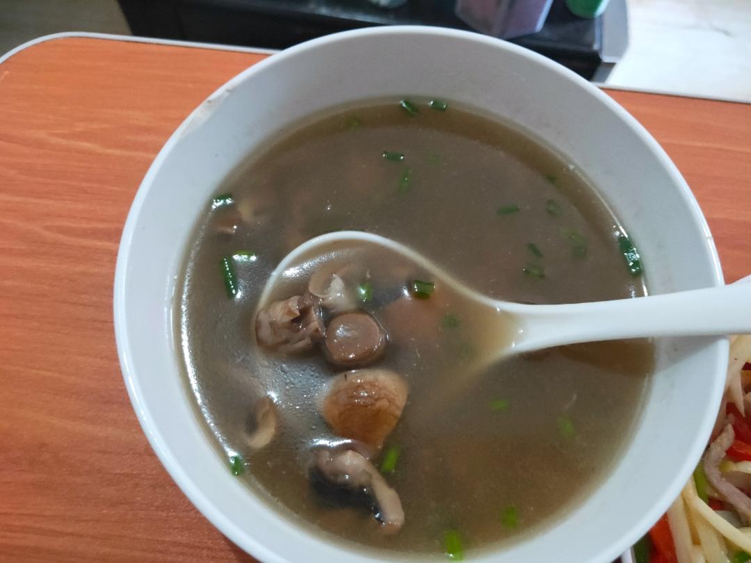 鲜掉眉毛口蘑汤