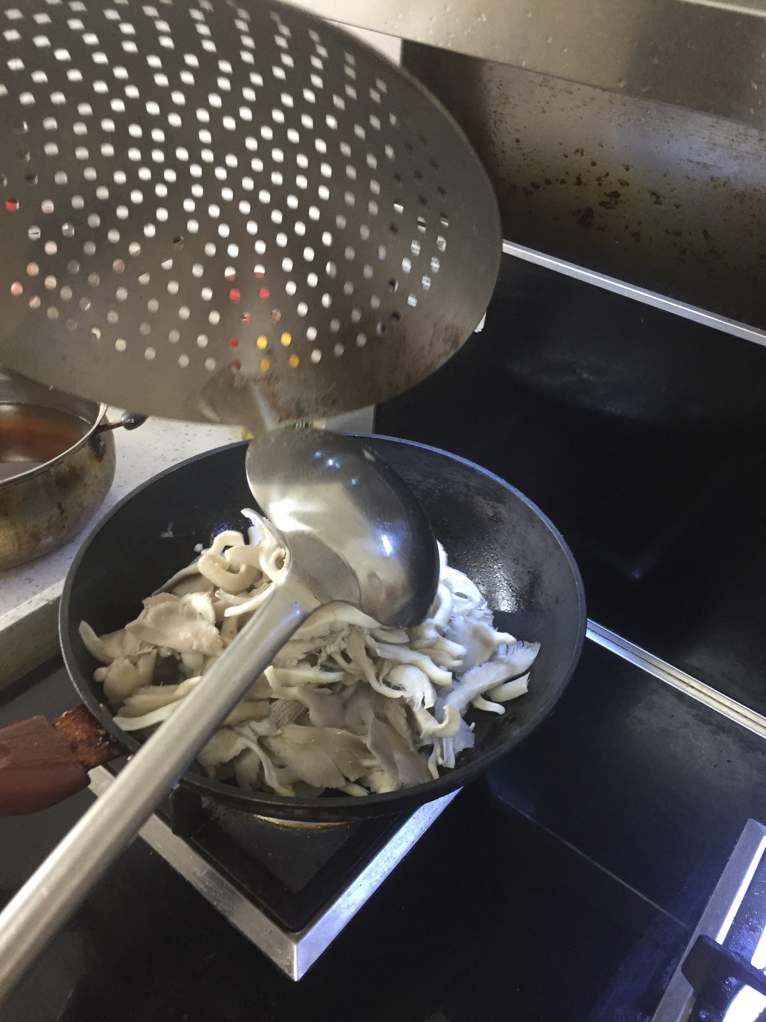 平菇炒鸡蛋（家常做法）的做法 步骤8