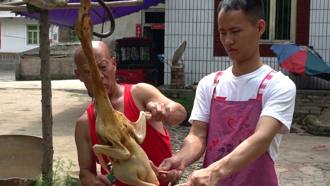 厨师长教你：用土灶烧“乡村啤酒鸭”，味道安逸得不摆了