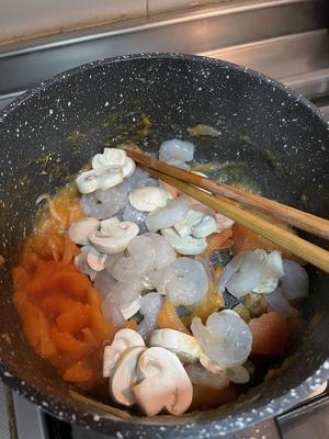 好侍番茄红烩蘑菇虾仁芝士意面的做法 步骤5