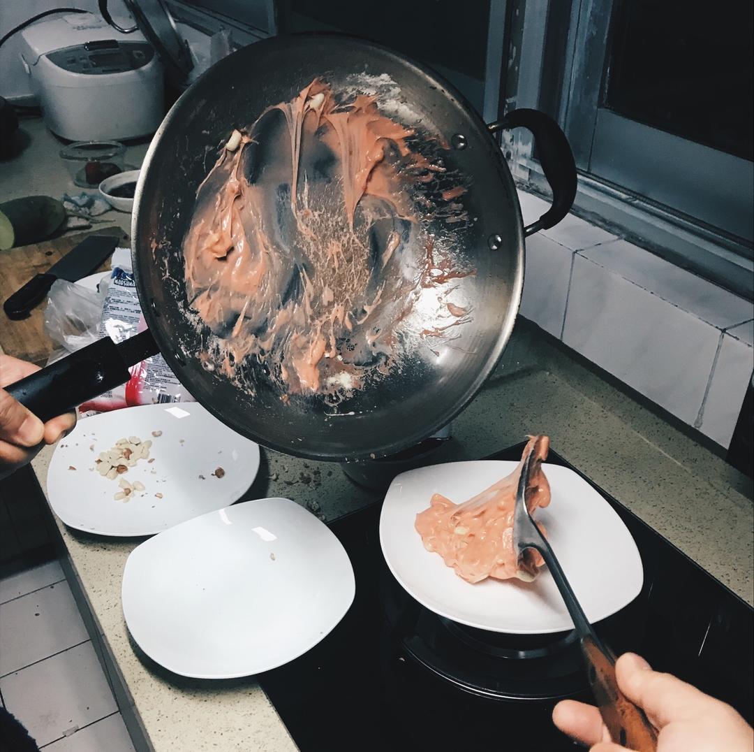 不用不粘锅和黄油的牛轧糖