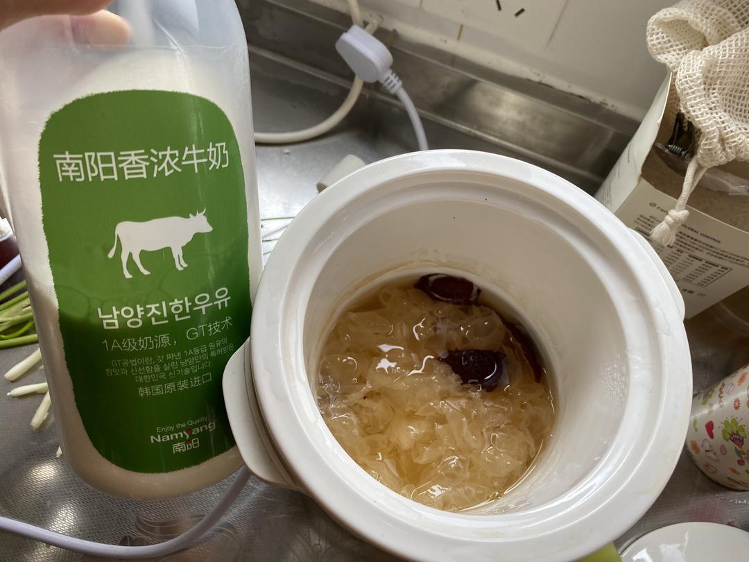 鲜银耳红枣牛奶